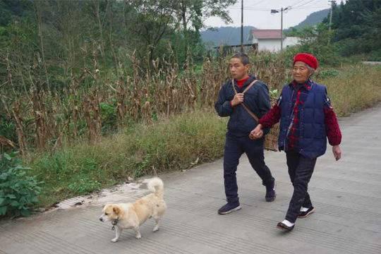 85歲老母親牽手41年不休息！盲人兒子「放棄高薪回鄉下」：媽媽是我的眼，我是她的腿