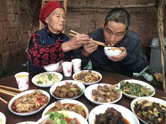 85歲老母親牽手41年不休息！盲人兒子「放棄高薪回鄉下」：媽媽是我的眼，我是她的腿