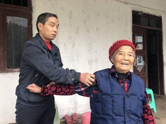 85歲老母親牽手41年不休息！盲人兒子「放棄高薪回鄉下」：媽媽是我的眼，我是她的腿