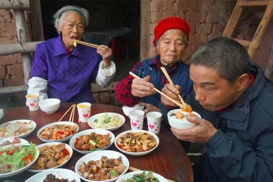 85歲老母親牽手41年不休息！盲人兒子「放棄高薪回鄉下」：媽媽是我的眼，我是她的腿