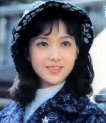 她是「雙料影后」，丈夫是帥氣總裁，年輕時美貌不輸林青霞，如今「33歲女兒」的長相卻一言難盡！