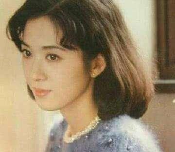 她是「雙料影后」，丈夫是帥氣總裁，年輕時美貌不輸林青霞，如今「33歲女兒」的長相卻一言難盡！