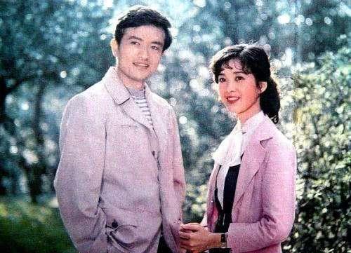 她是「雙料影后」，丈夫是帥氣總裁，年輕時美貌不輸林青霞，如今「33歲女兒」的長相卻一言難盡！