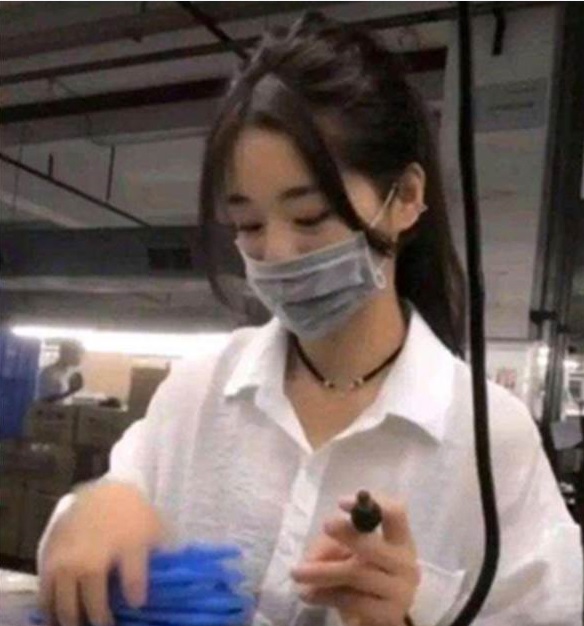 只露半張臉爆紅！最美打工妹拗不過大家「首度摘下口罩」　網友直呼：「跟我想像得不一樣」