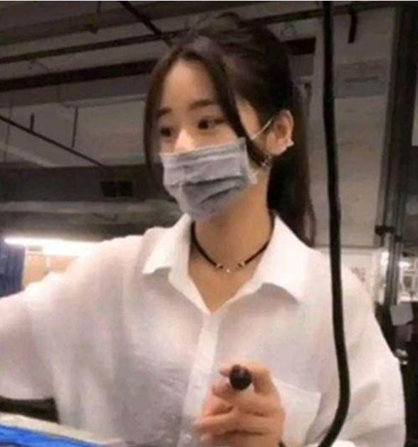 只露半張臉爆紅！最美打工妹拗不過大家「首度摘下口罩」　網友直呼：「跟我想像得不一樣」
