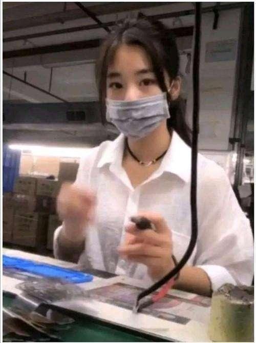 只露半張臉爆紅！最美打工妹拗不過大家「首度摘下口罩」　網友直呼：「跟我想像得不一樣」