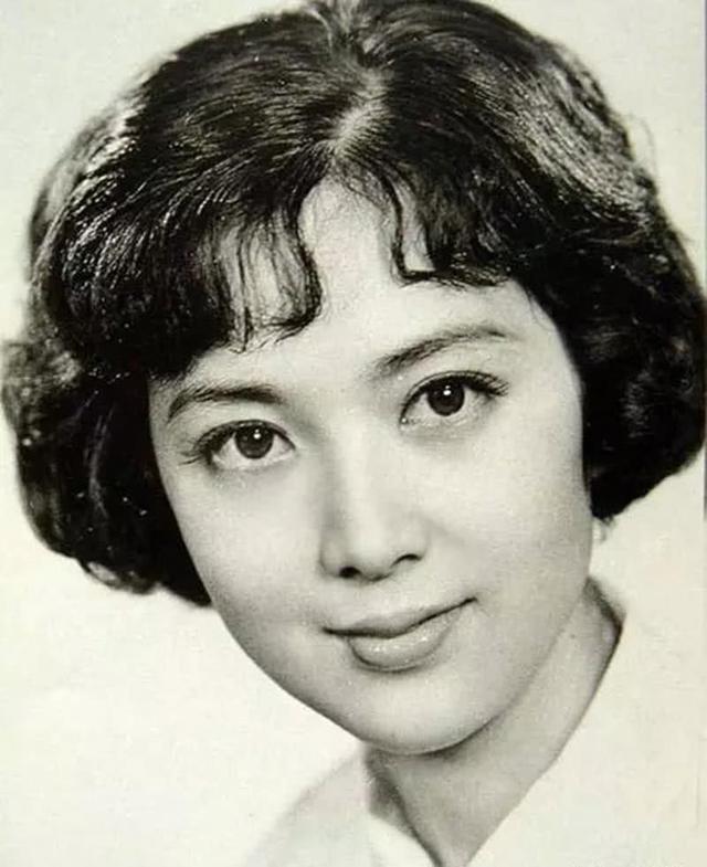 她是「雙料影后」，丈夫是帥氣總裁，年輕時美貌不輸林青霞，如今「33歲女兒」的長相卻一言難盡！