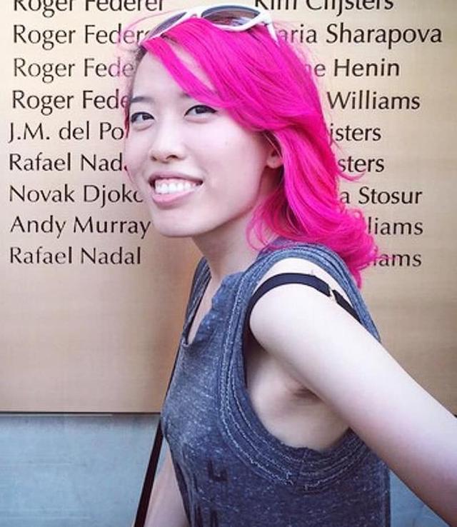 她是「雙料影后」，丈夫是帥氣總裁，年輕時美貌不輸林青霞，如今「33歲女兒」的長相卻一言難盡！