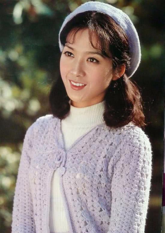 她是「雙料影后」，丈夫是帥氣總裁，年輕時美貌不輸林青霞，如今「33歲女兒」的長相卻一言難盡！