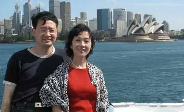 她是「雙料影后」，丈夫是帥氣總裁，年輕時美貌不輸林青霞，如今「33歲女兒」的長相卻一言難盡！