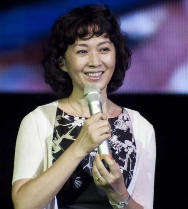 她是「雙料影后」，丈夫是帥氣總裁，年輕時美貌不輸林青霞，如今「33歲女兒」的長相卻一言難盡！