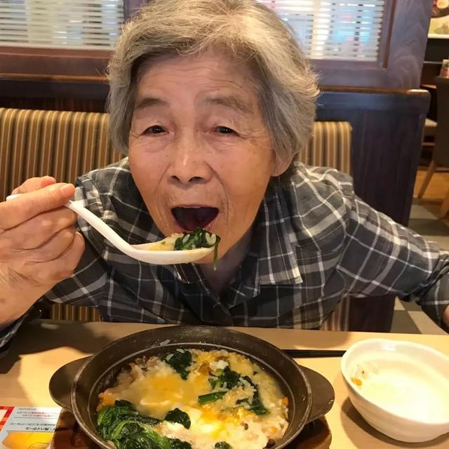 72歲學攝影、89歲攝影展！日本老奶奶「自拍照紅遍網路」：一身老戲骨