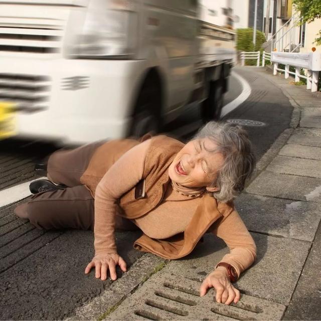 72歲學攝影、89歲攝影展！日本老奶奶「自拍照紅遍網路」：一身老戲骨