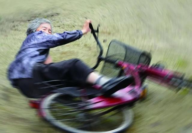 72歲學攝影、89歲攝影展！日本老奶奶「自拍照紅遍網路」：一身老戲骨