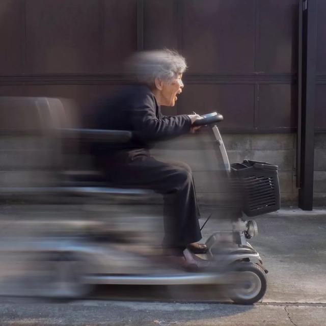 72歲學攝影、89歲攝影展！日本老奶奶「自拍照紅遍網路」：一身老戲骨