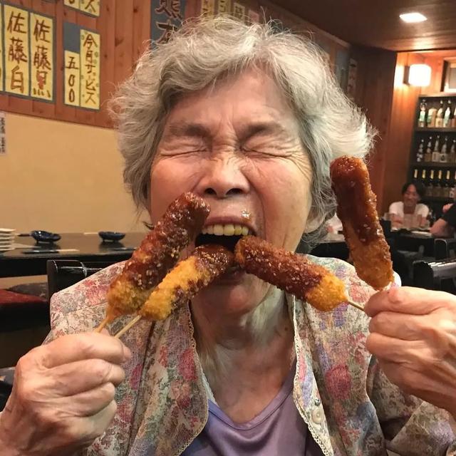 72歲學攝影、89歲攝影展！日本老奶奶「自拍照紅遍網路」：一身老戲骨