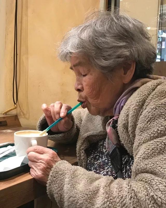 72歲學攝影、89歲攝影展！日本老奶奶「自拍照紅遍網路」：一身老戲骨