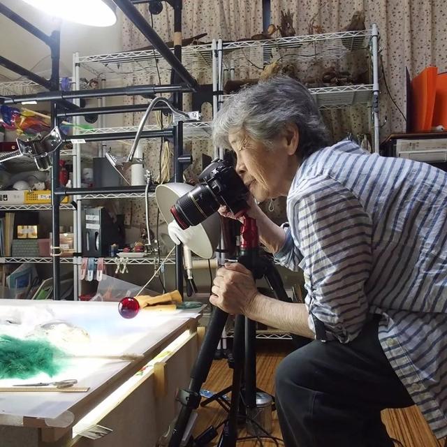 72歲學攝影、89歲攝影展！日本老奶奶「自拍照紅遍網路」：一身老戲骨
