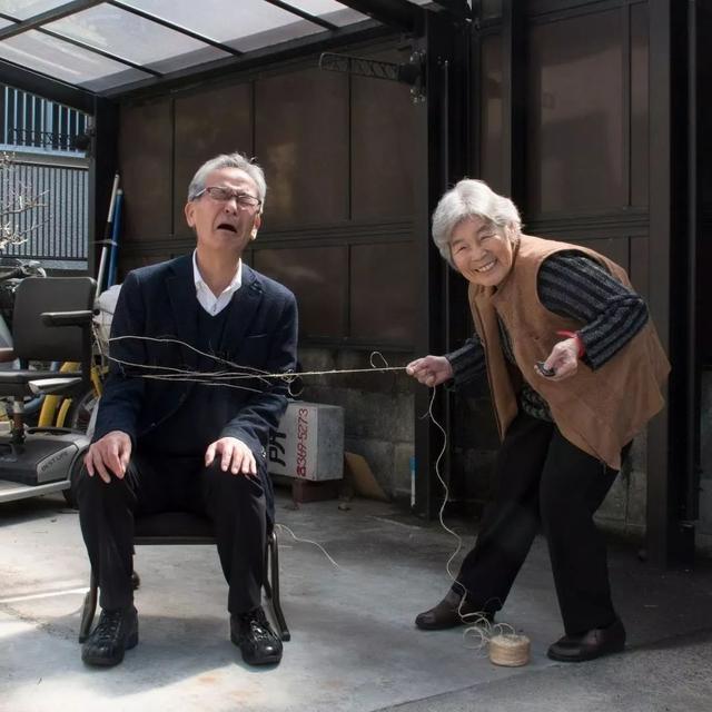 72歲學攝影、89歲攝影展！日本老奶奶「自拍照紅遍網路」：一身老戲骨