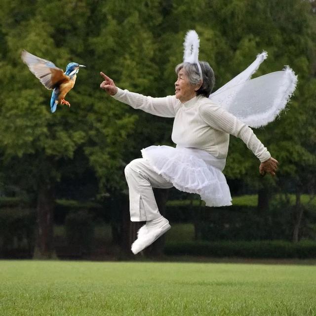 72歲學攝影、89歲攝影展！日本老奶奶「自拍照紅遍網路」：一身老戲骨