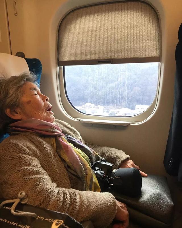 72歲學攝影、89歲攝影展！日本老奶奶「自拍照紅遍網路」：一身老戲骨
