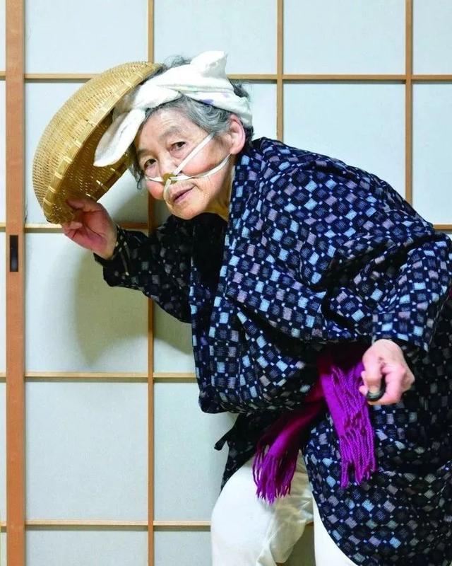 72歲學攝影、89歲攝影展！日本老奶奶「自拍照紅遍網路」：一身老戲骨