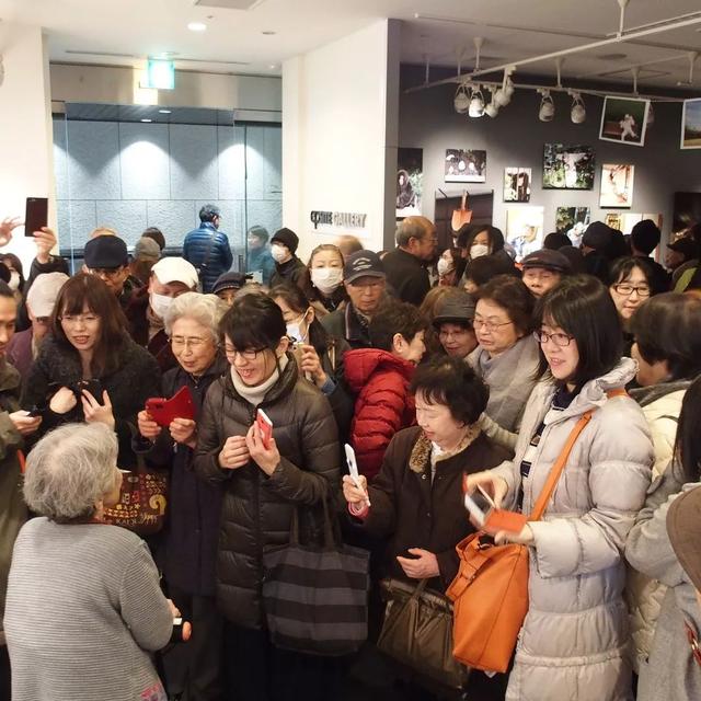 72歲學攝影、89歲攝影展！日本老奶奶「自拍照紅遍網路」：一身老戲骨