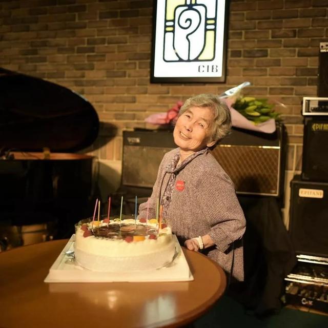 72歲學攝影、89歲攝影展！日本老奶奶「自拍照紅遍網路」：一身老戲骨