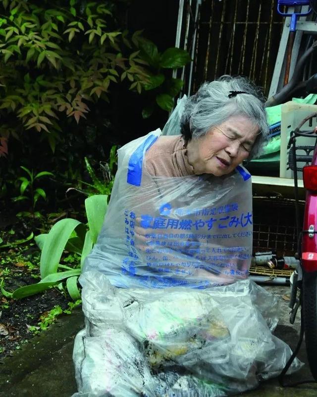 72歲學攝影、89歲攝影展！日本老奶奶「自拍照紅遍網路」：一身老戲骨