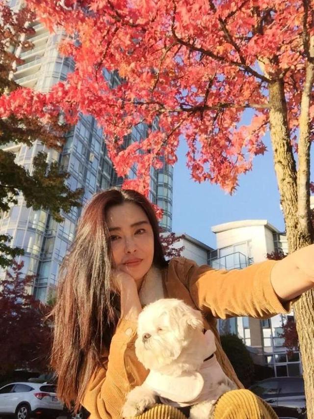 51歲自拍照美翻！王祖賢擺脫發福照  「長髮飄飄曬近況」媚眼電翻眾人