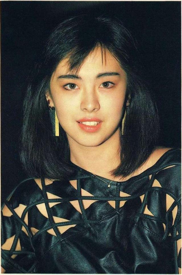 51歲自拍照美翻！王祖賢擺脫發福照  「長髮飄飄曬近況」媚眼電翻眾人