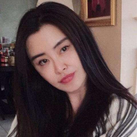 51歲自拍照美翻！王祖賢擺脫發福照  「長髮飄飄曬近況」媚眼電翻眾人