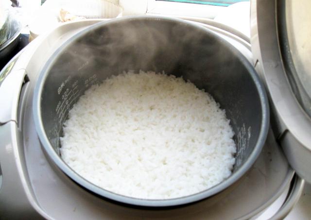 別再用「生水」煮米飯了「不然營養都沒了」教你簡單一招白米飯更好吃更健康
