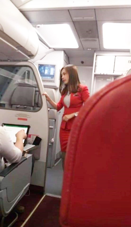 堪稱亞洲最美！乘客搭機「隨手拍2張照」意外捧紅空姐　臉書被翻出「私下美照羞爆」迷倒全網