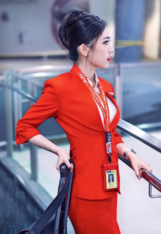 堪稱亞洲最美！乘客搭機「隨手拍2張照」意外捧紅空姐　臉書被翻出「私下美照羞爆」迷倒全網