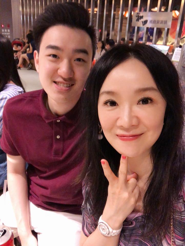 扮女裝整徐薇！學霸兒假裝「女粉絲」要求臉貼臉合照　一扯假髮…媽媽「超真實反應」笑噴網友