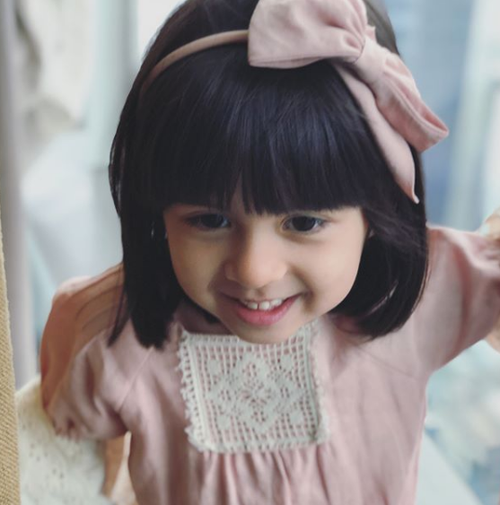 梁詠琪3歲混血女兒亮相！ 深邃大眼配天真燦笑「比洋娃娃還美」 媽媽自誇：看到我小時候