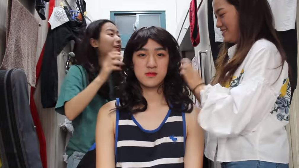 扮女裝整徐薇！學霸兒假裝「女粉絲」要求臉貼臉合照　一扯假髮…媽媽「超真實反應」笑噴網友