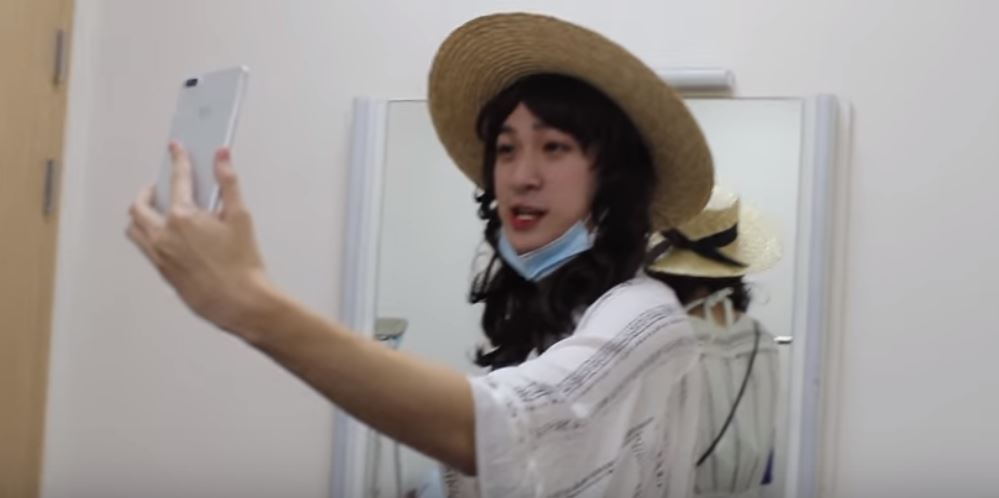 扮女裝整徐薇！學霸兒假裝「女粉絲」要求臉貼臉合照　一扯假髮…媽媽「超真實反應」笑噴網友