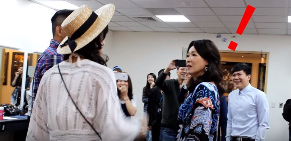 扮女裝整徐薇！學霸兒假裝「女粉絲」要求臉貼臉合照　一扯假髮…媽媽「超真實反應」笑噴網友