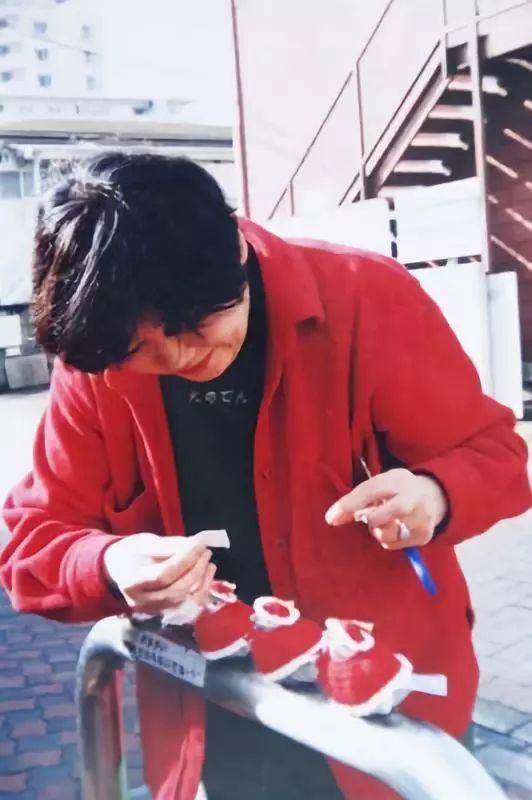 奶奶覺得你冷！她每月「為8隻小傢伙織新毛衣」  20年不間斷網友暖哭：比我衣服還要多