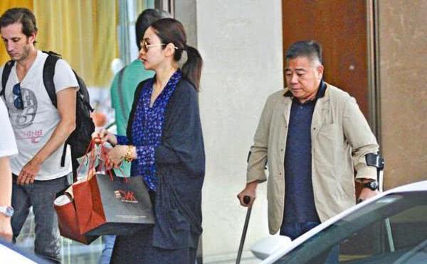 她追求者不斷卻嫁給「大15歲腿不便丈夫」　「被獨寵13年」如今47歲已是3個孩子的媽！