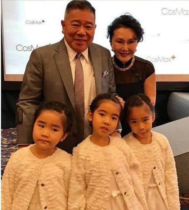 她追求者不斷卻嫁給「大15歲腿不便丈夫」　「被獨寵13年」如今47歲已是3個孩子的媽！