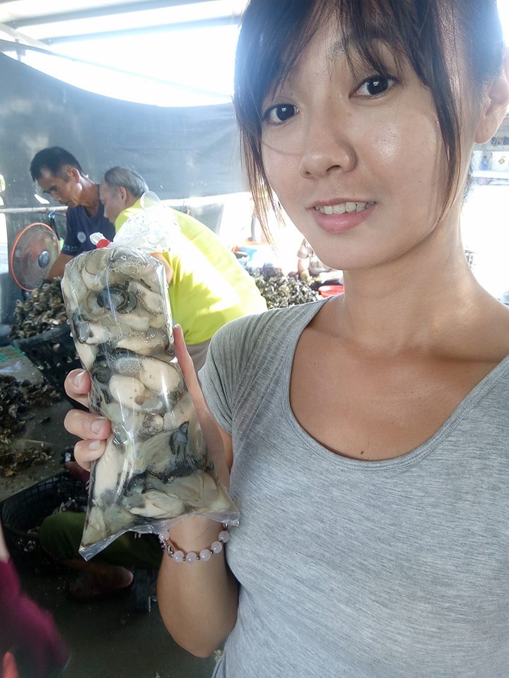 29歲美女蚵農返鄉接手家業 網友驚豔：願意變成蚵仔被她挖！