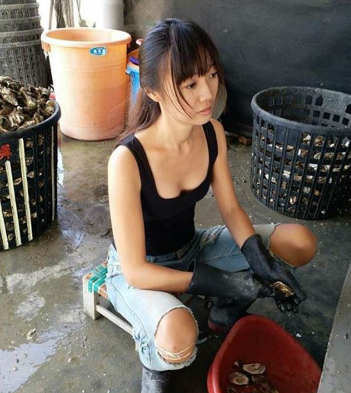 29歲美女蚵農返鄉接手家業 網友驚豔：願意變成蚵仔被她挖！