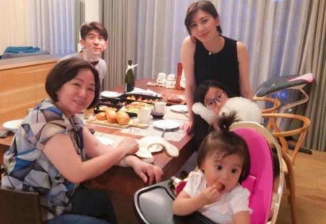 看看賈靜雯對公婆的態度，終於知道修傑楷為什麼這麼寵她了！