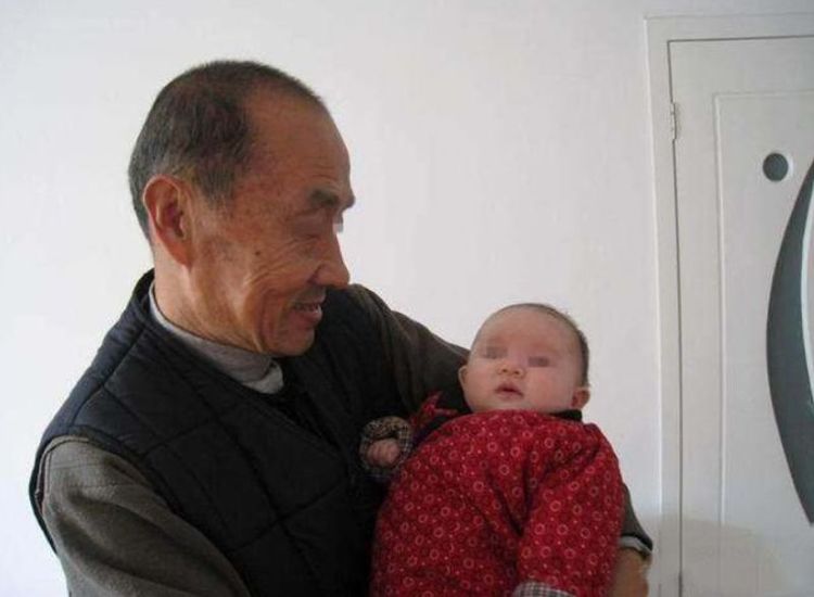 父親姓「奸」，母親不肯讓孩子隨父親的姓！爺爺取個名字後全家都很滿意