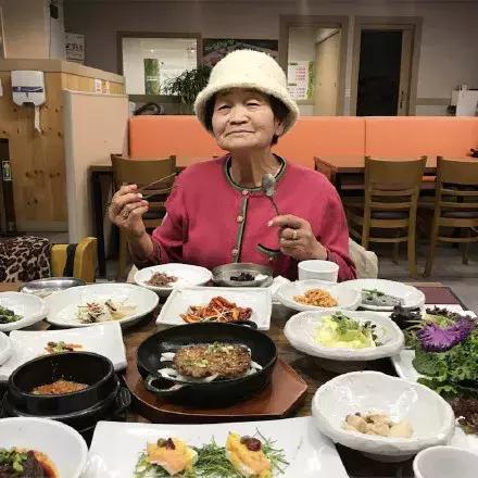 80歲奶奶發了一個影片療癒100000粉絲！看完她「直播內容」網驚：活得比20歲更酷