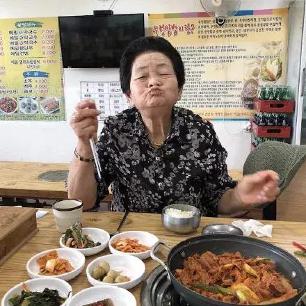 80歲奶奶發了一個影片療癒100000粉絲！看完她「直播內容」網驚：活得比20歲更酷