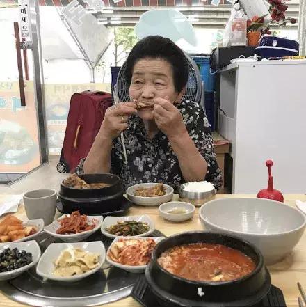 80歲奶奶發了一個影片療癒100000粉絲！看完她「直播內容」網驚：活得比20歲更酷